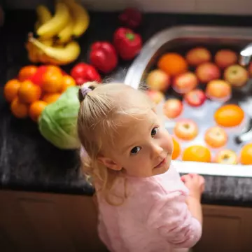 Cum să îndepărtezi ceara și pesticidele de pe fructe și legume
