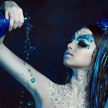 Totul despre femeia Vărsător - compatibilitate și relații cu alte zodii