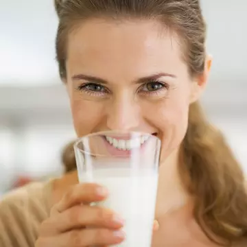 Laptele de vacă, ce nutrienți conține și ce beneficii are pentru organism