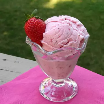 Îngheţată de căpşuni din 3 ingrediente