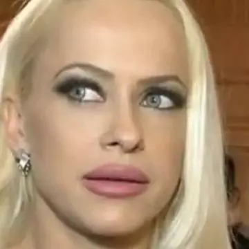 Primele imagini cu Anda Adam mireasă! Are o rochie cu trenă imensă şi radiază de fericire