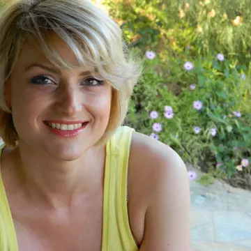 Şansă pentru o tânără diagnosticată cu multiple metastaze: Raluca luptă pentru supravieţuire