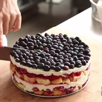 Nu te mai saturi! Rețetă de tort delicios cu fructe. Simplu, rapid și fără coacere