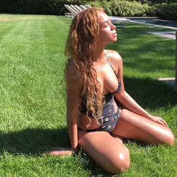Ce sâni mici are Beyonce! O să te uimească dimensiunile bustului ei!