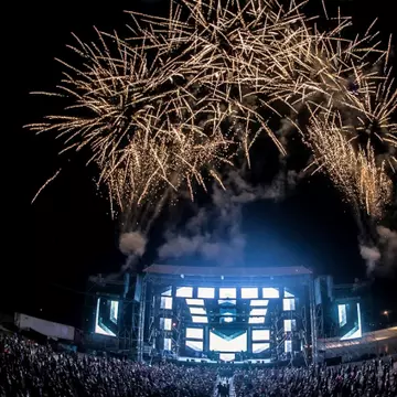 Muzică, artificii și show-uri impresionante la Liberty Parade 2015