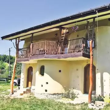  Şi-au făcut căsuţă ca-n poveşti