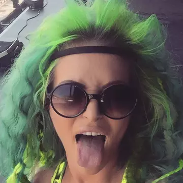 Cum s-a îmbrăcat Delia în deschiderea concertului lui Robbie Williams | FOTO