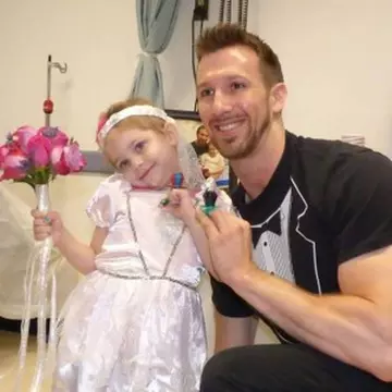 O fetiță de 4 ani, bolnavă de cancer, a emoționat milioane de oameni. Care a fost dorința ei cea mai mare 