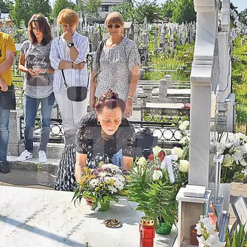 Tabloul Mădălinei Manole dispare în fiecare an de la mormânt! Marţi se împlinesc 5 ani de când interpreta şi-a luat viaţa, otrăvindu-se