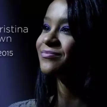 Adio, Bobbi Kristina! Fiica lui Whitney Houston a fost înmormântată. Familia a dat o petrecere de pomină la întoarcerea de la cimitir