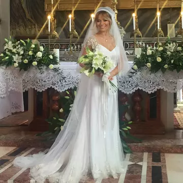 Laura Cosoi a purtat în biserică o rochie cu 10.000 de cristale Swarovski