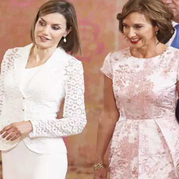 Șapte ținute superbe inspirate de Carmen Iohannis!