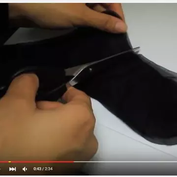 Și-a făcut bluza aceasta, singură, în doar două minute! Cum a reușit