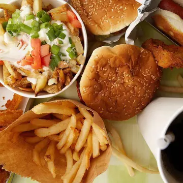 Ce nu vor fast-food-urile să știi. Ce se ascunde în mâncare ?