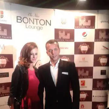 Uite ce decolteu periculos are „nora” cea mică a lui Adrian Năstase