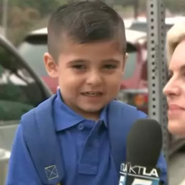 O reporteră l-a făcut pe un băiețel să plângă în prima lui zi de școală