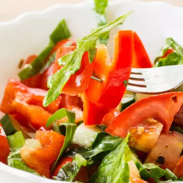 Cum slăbești cu salată de roșii și castraveți