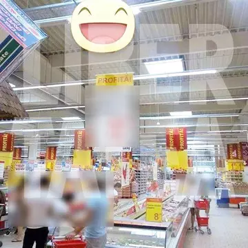 Super-ofertă la ce?? Vezi ce scrie pe un afiș care anunță reduceri, într-un hypermarket din Craiova