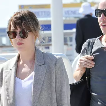 Cum să te îmbraci ca Dakota Johnson