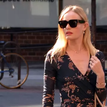 Poartă rochia lungă cu imprimeuri precum Kate Bosworth