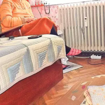 Arsă de vie de lumânarea de la căpătâi! O bătrână din Bacău și-a găsit sfârșitul în mod tragic