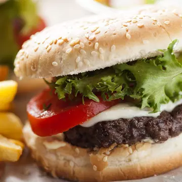 Ce se întâmplă în organismul tău dacă mănânci hamburger?