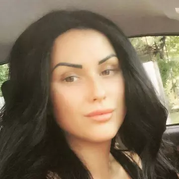 El e iubitul Danielei Crudu? Bruneta s-a afişat în braţele unui bărbat misterios