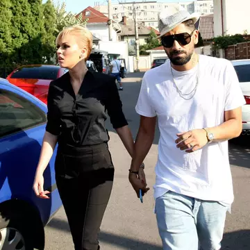 Romantic, băiatu’! Connect-R și-a trezit soția cu micul dejun la pat de ziua lor