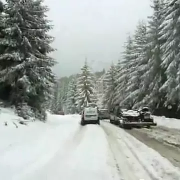 Zvacniri de iarna în mijlocul lui septembrie. Ploi şi frig în toată ţara. La munte a nins