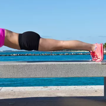 Exercițiul de 4 minute care îți transformă corpul în 28 de zile