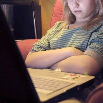 Avertismentul care da fiori: Statul pe Facebook te îmbolnăvește. Vezi ce afecțiuni riști