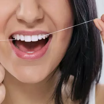 Folosești ața dentară? Iată ce riști să pățești!