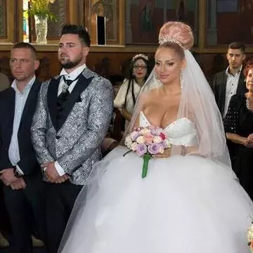 Sânziana Buruiana, cu sânii pe-afara si în biserica. Cum a aparut în fata preotului, la cununia religioasa