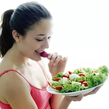 Slabeste 2 kg pe saptamâna cu salate!