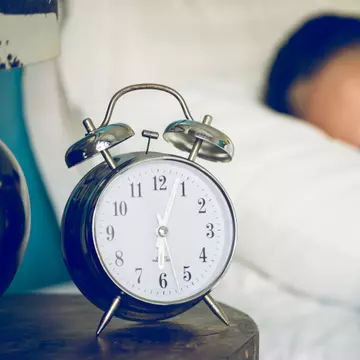 Cum îți afectează sănătatea trecerea la ora de iarnă