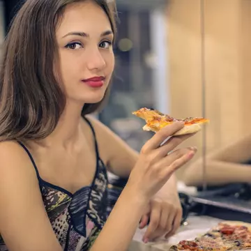 Ce să faci înainte de masă ca să nu te balonezi