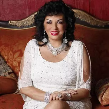 Diferenţe ca de la cer la pământ între fetele lui Carmen Harra! Una-i sexy şi rea, alta-i mamă devotată!