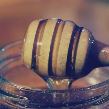 Cum deosebești mierea naturală de cea artificială