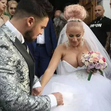 Transformare radicală pentru Sânziana Buruiană! La nuntă cu sânii pe afară, după ce a devenit nevastă - de nerecunoscut! | FOTO
