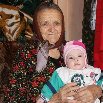 Mamă la 84 de ani! O bătrână și-a salvat strănepoata de pe patul de spital, după ce a fost abandonată