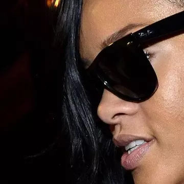 Fără Photoshop e dezastru! Ţi se face rău când vezi ce bube şi coşuri are Rihanna pe faţă!