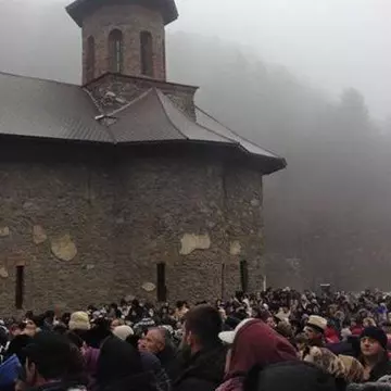 Mii de oameni s-au adunat la Mănăstirea Prislop. Ce se întâmplă astăzi la mormântul Părintelui Arsenie Boca