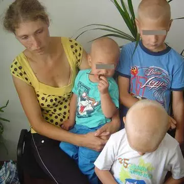 Și-a oferit copilul la mica publicitate! O mamă caută o familie pentru băiatul ei, ca să scape de necazuri