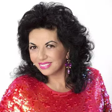 Carmen Harra s-a reapucat de cântat si a înregistrat o noua piesa! Clarvazatoarea stie ca va fi hit!