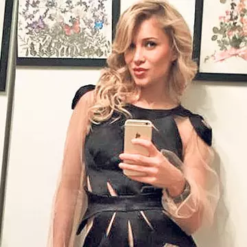 Lora, dezbrăcată de Photoshop