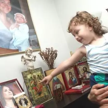 În casa lui Petru Mircea cânta tot femeia! Totul despre iubita vaduvului Madalinei Manole, cariera ei publica si relatia pe care o are cu fiul regretatei soliste.