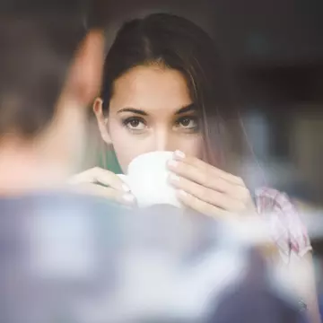 5 gesturi urâte pe care doar femeile au voie să le facă la prima întâlnire