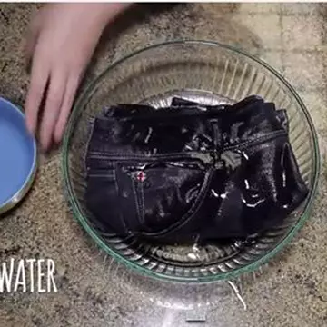 Adauga sare în apa când îti speli blugii si vezi ce se întâmpla