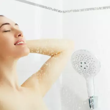 De ce nu este bine să te înfășori în prosop când ieși de la duș