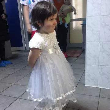 Fetița hrănită doar cu ceai și pufuleți a împlinit 6 ani! Va fi adoptată de medicul care a salvat-o